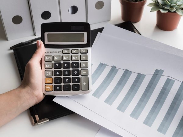 calculadora-explotacion-femenina-negocios_23-2148411879