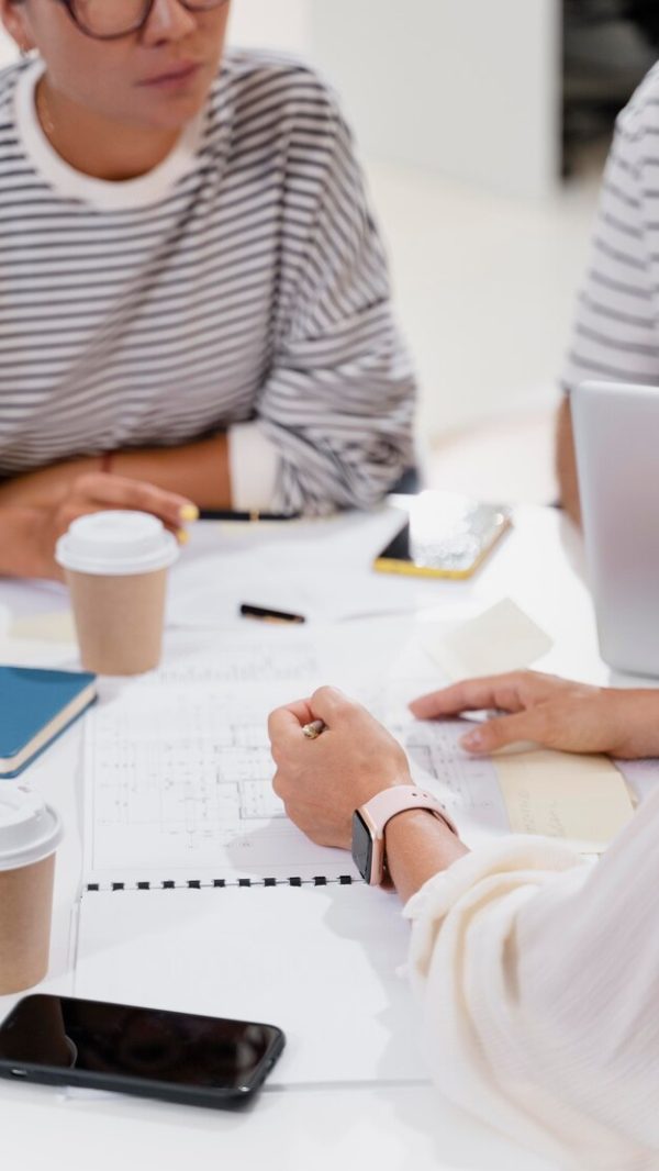 cerca-jovenes-colegas-que-tienen-reunion_23-2149060236 (1)