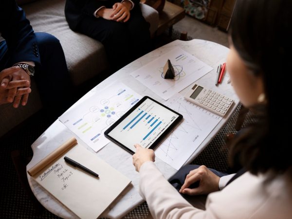 gente-negocios-trabajando-ipad-alto-angulo_23-2150103560