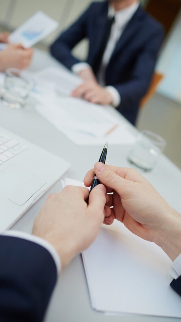 primer-plano-manos-hombre-sosteniendo-boligrafo_1098-1487